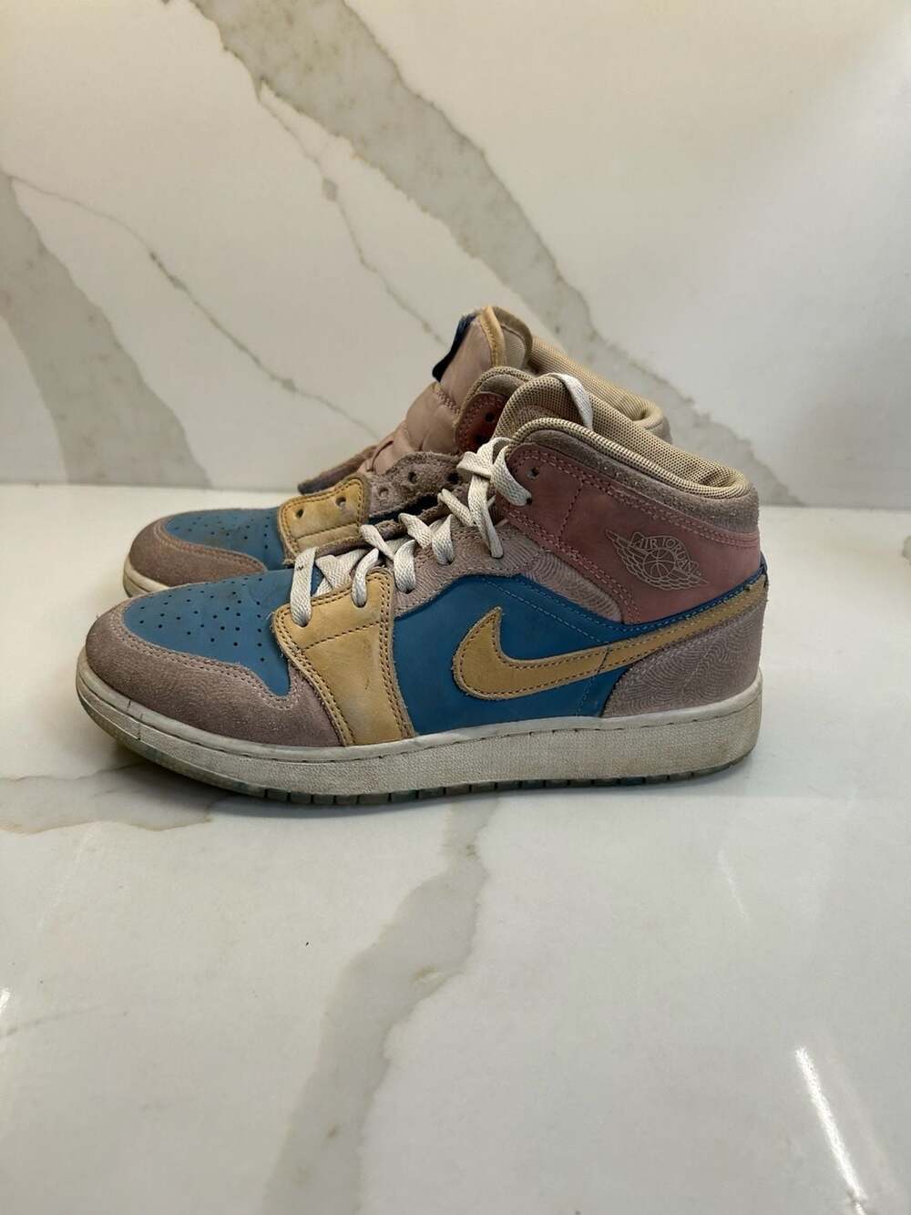 Nike Air Jordan 1 Mid GS Trainers in Aegean Storm Hemp Pink (5.5y)